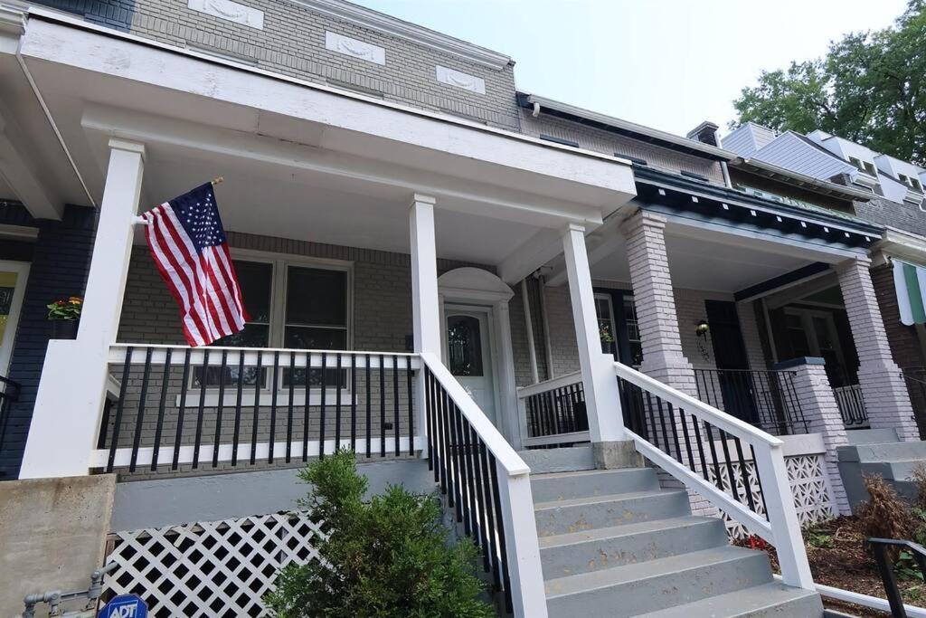 Two Dc Rowhouses Large Groups Sleeps 21 *