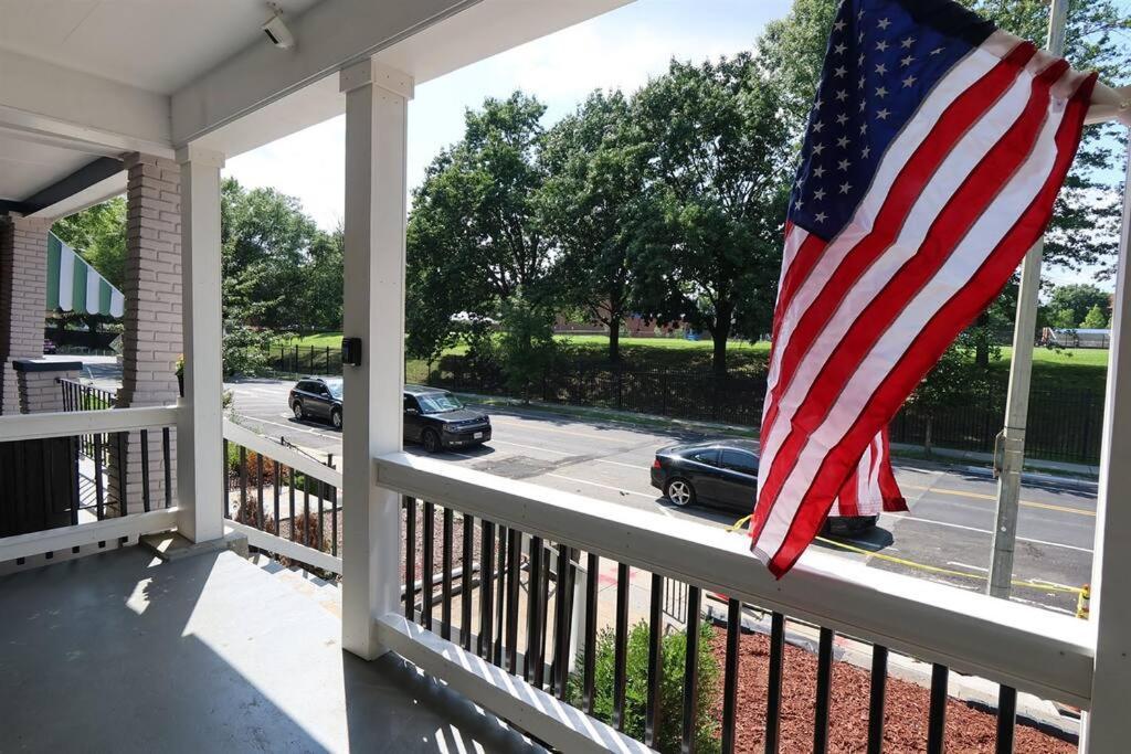Two Dc Rowhouses Large Groups Sleeps 21 Washington
