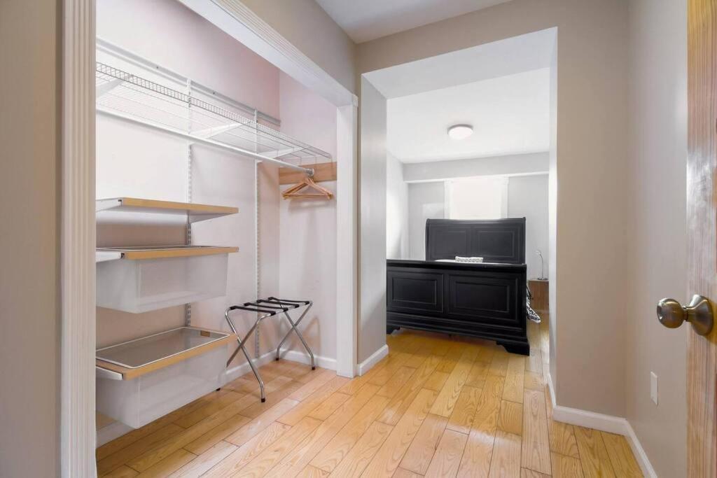 Two Dc Rowhouses Large Groups Sleeps 21 * Washington