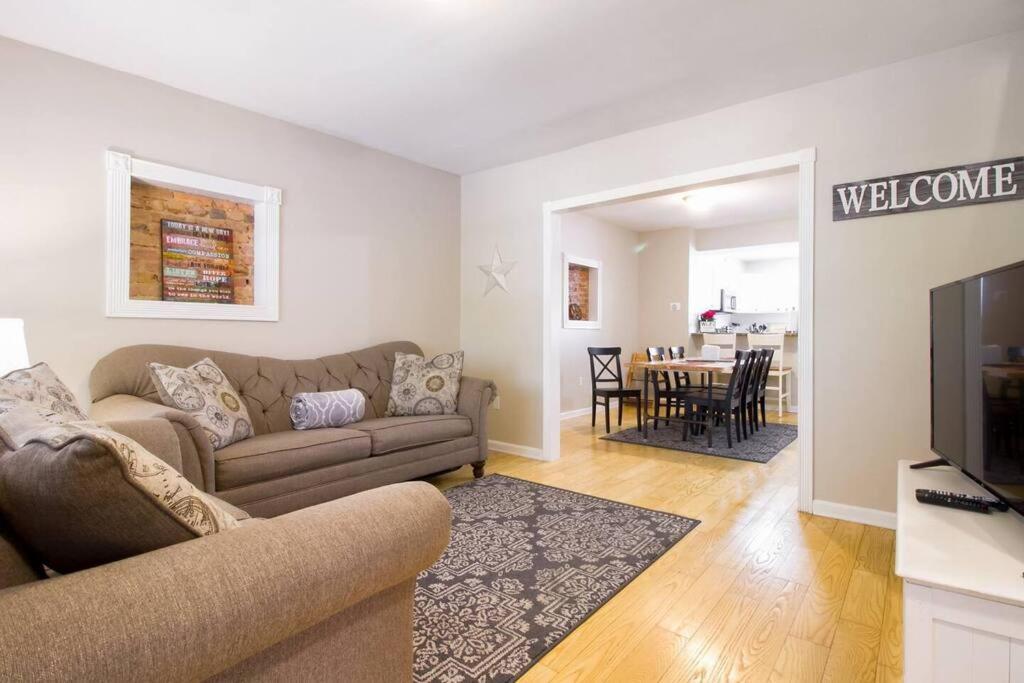 Holiday home Two Dc Rowhouses Large Groups Sleeps 21 *