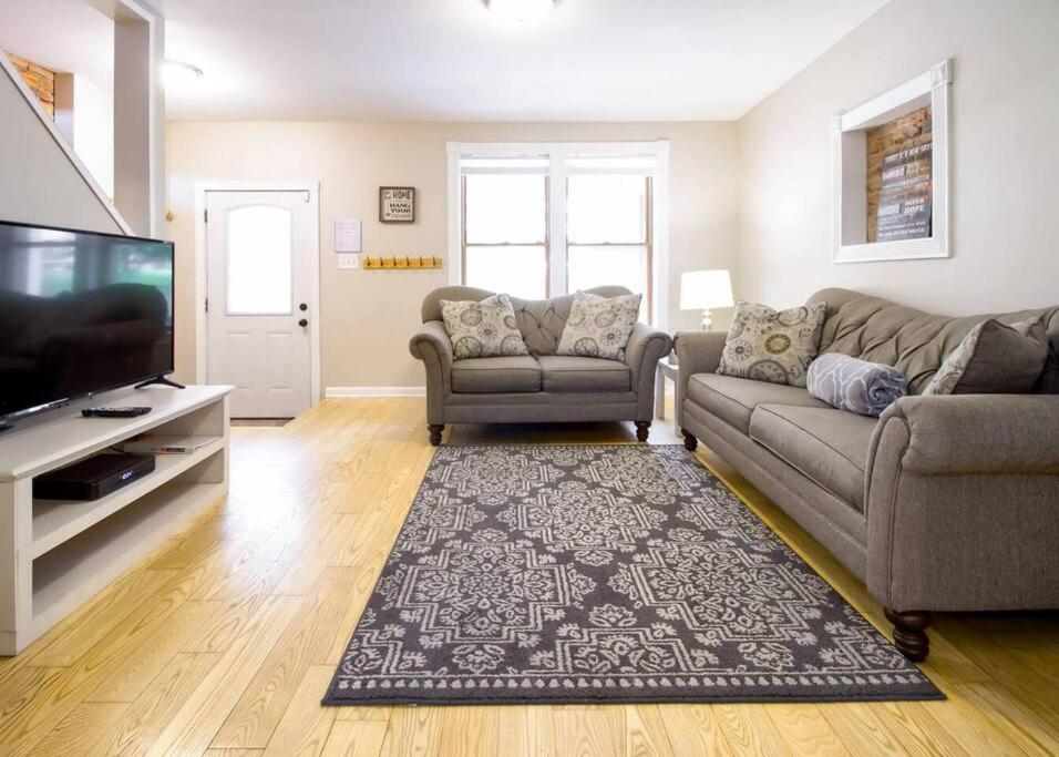 Two Dc Rowhouses Large Groups Sleeps 21 * Washington