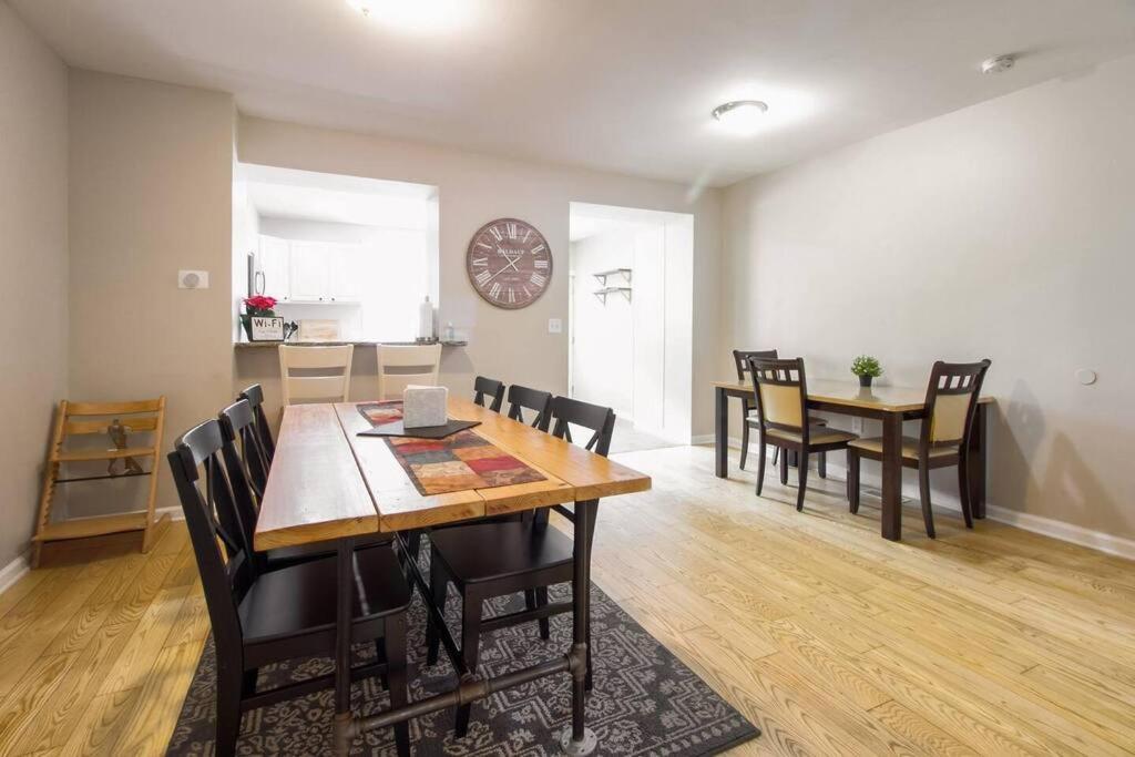 Two Dc Rowhouses Large Groups Sleeps 21