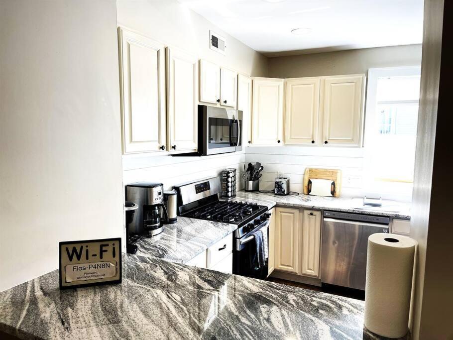 Two Dc Rowhouses Large Groups Sleeps 21 Holiday home Washington