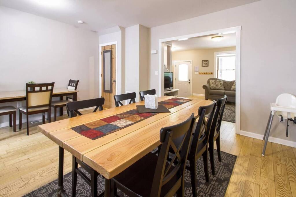 Two Dc Rowhouses Large Groups Sleeps 21 Washington