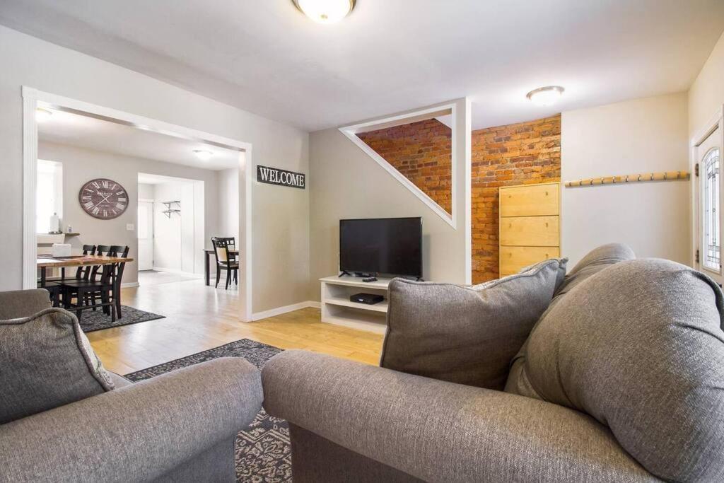 Two Dc Rowhouses Large Groups Sleeps 21 Holiday home *
