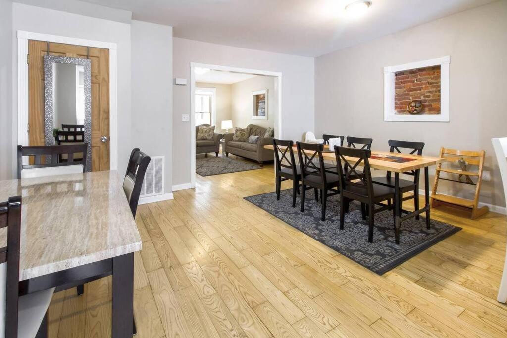Two Dc Rowhouses Large Groups Sleeps 21 Holiday home Washington