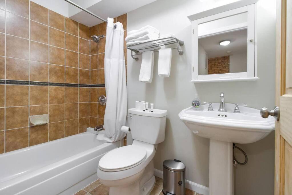 Two Dc Rowhouses Large Groups Sleeps 21 Holiday home