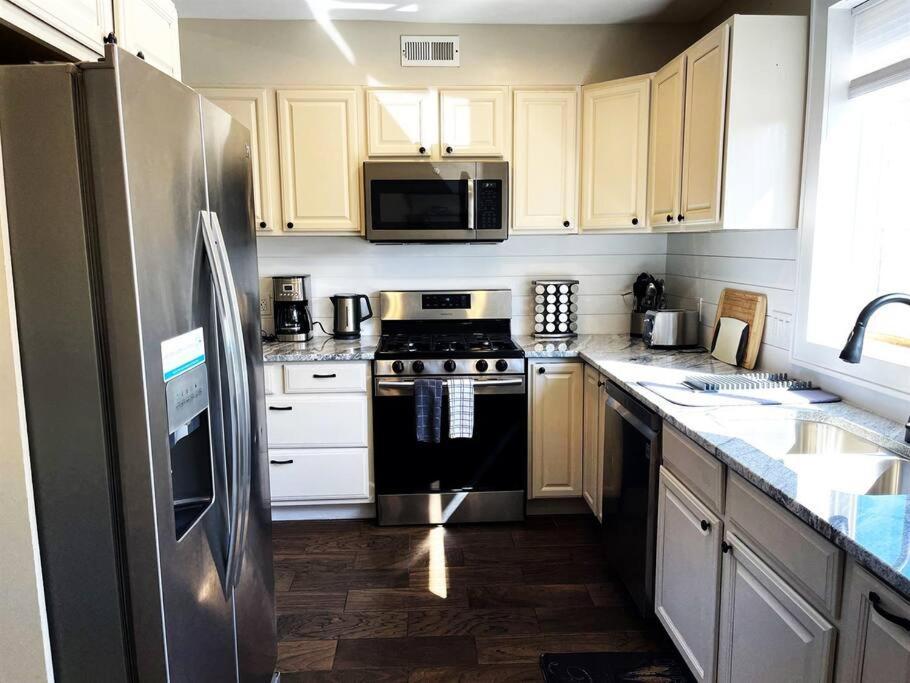 Two Dc Rowhouses Large Groups Sleeps 21 Holiday home *